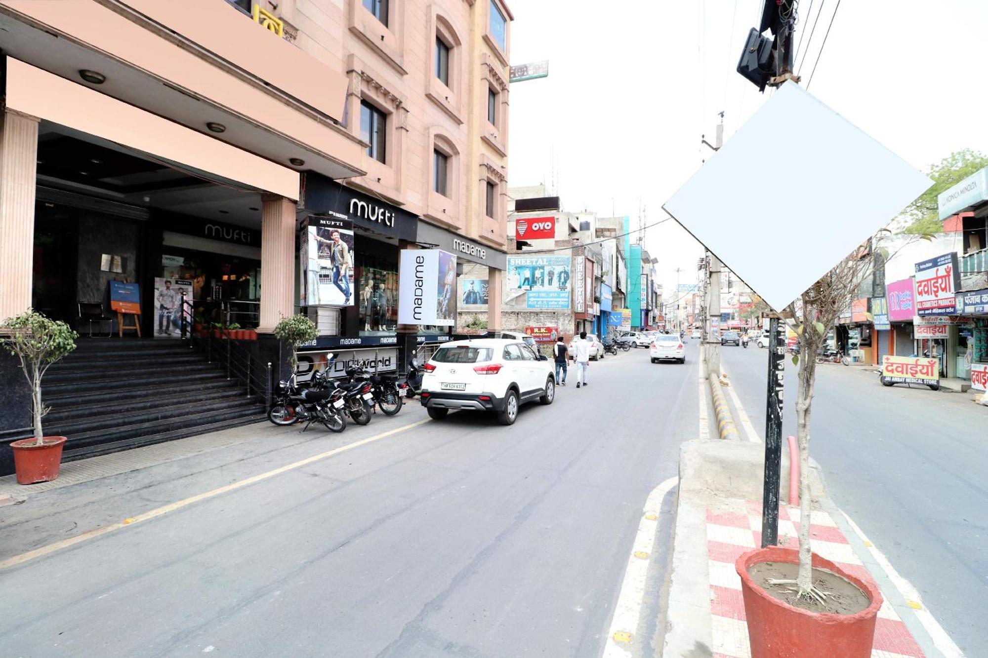 Hotel Leela Grande Karnāl Exterior foto